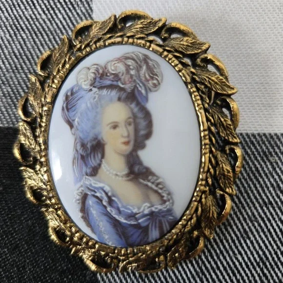 Lot of 2 Gold Tone Metal Framed Victorian Inspired Brooches of Female Subjects - Picture 7 of 11